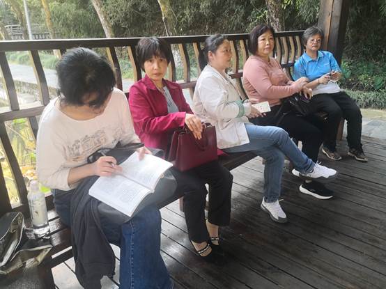 說明: C:\Users\Administrator\Desktop\檔案館黨支部赴瀏陽文家市、胡耀邦故居接受紅色教育10.25\領讀《習近平關于不忘初心、牢記使命論述摘編》.jpg