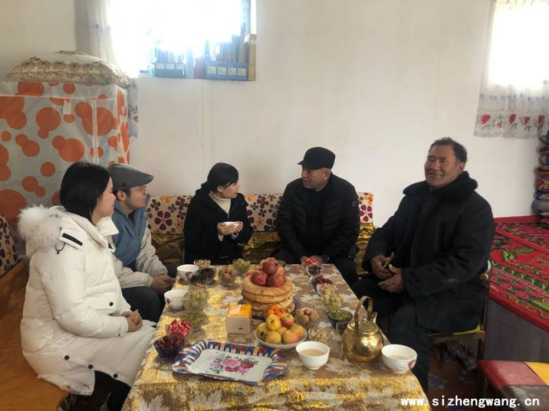 家訪團一行在阿克蘇阿拉薩依村熱孜古麗家與村委會書記阿不力克木共同探討校地合作協同育人