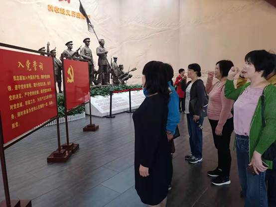 說明: C:\Users\Administrator\Desktop\檔案館黨支部赴瀏陽文家市、胡耀邦故居接受紅色教育10.25\重溫入黨誓詞.jpg