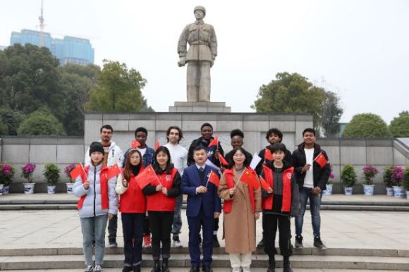 長理“紅色使者”翻譯團:帶外國友人感悟雷鋒精神 長理“紅色使者”翻譯團:帶外國友人感悟雷鋒精神