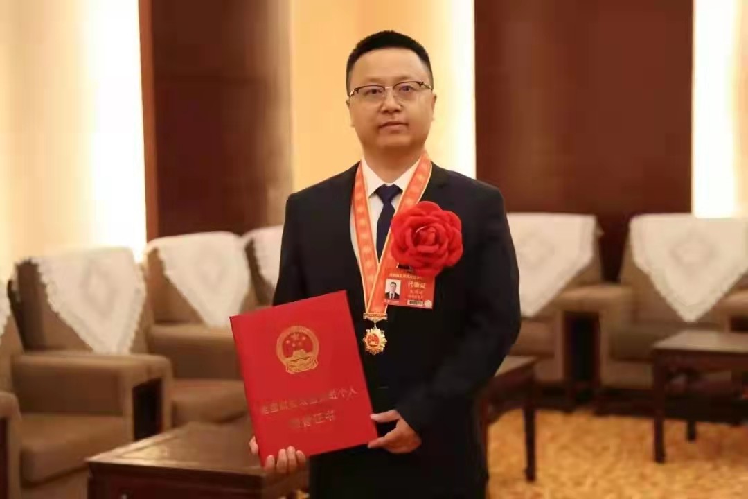 163756228884342.jpg 宋劉斌 全國脫貧攻堅先進個人 98級化學教育 學校原扶貧隊隊長.jpg