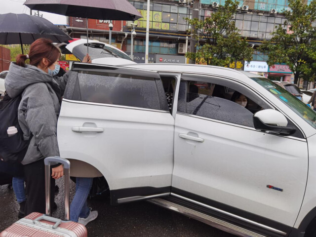 大雨滂沱，老師化身“專車司機”為返校學生護航