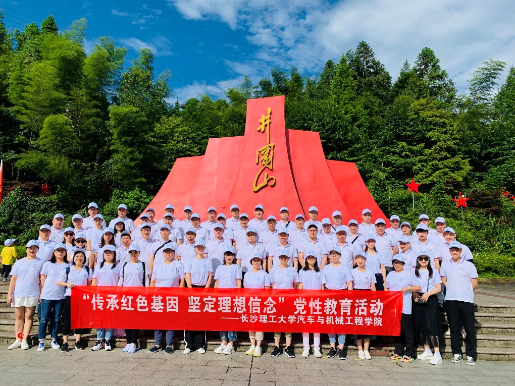 一群人在草地上中度可信度描述已自動生成
