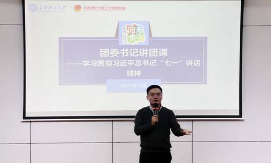 男人的照片上寫著字描述已自動(dòng)生成