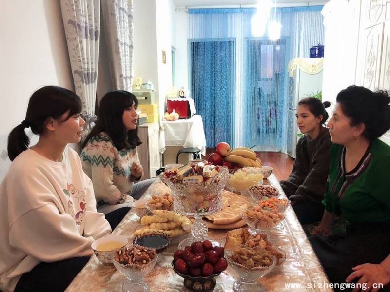 地里努爾正用維語向麥爾哈巴母親介紹國家相關資助政策