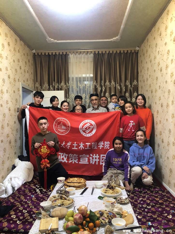 家訪團一行與阿拉帕提家合影