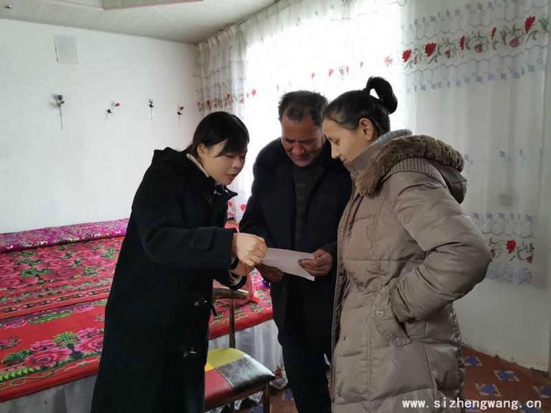 葉正芳向熱孜古麗父親介紹學生在校情況