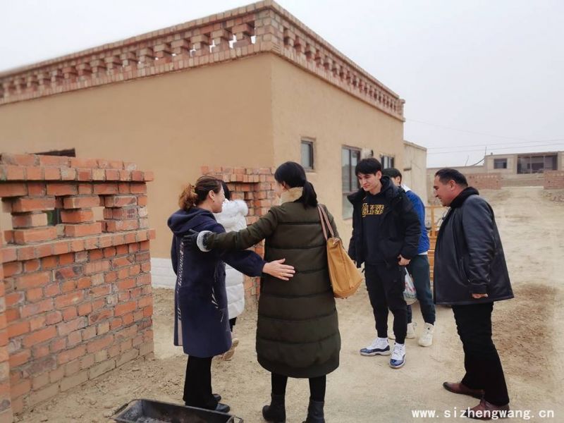 家訪團一行來到吐魯番其蓋村阿拉帕提家，其家人在門外迎接